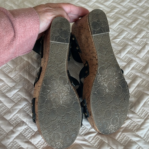 Esprit Sz 7.5 black elastic bands, gold rivet, cork 3.5” wedge heel - Picture 7 of 8